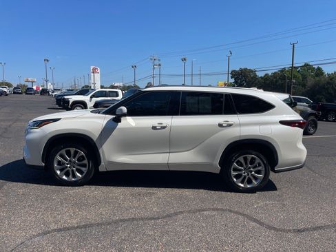 Used 2021 Toyota Highlander Limited FWD image 13
