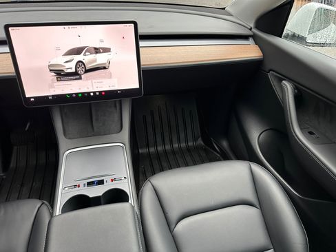 Used 2022 Tesla Model Y Long Range image 18