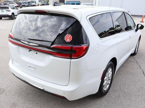 New 2026 Chrysler Pacifica Select image 5