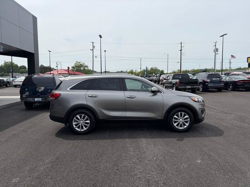 Used 2017 Kia Sorento AWD image 2