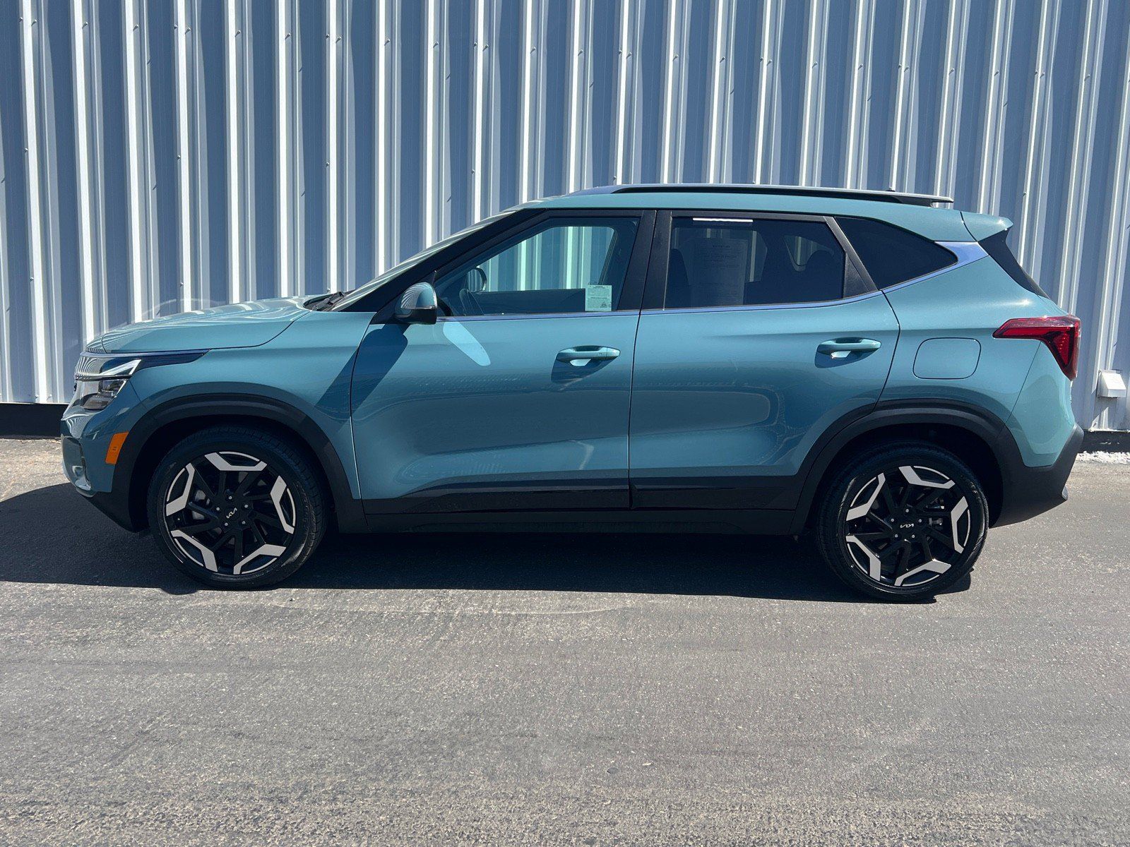 Used 2024 Kia Seltos SX w/ SX Sunroof Package AWD/4WD image 3