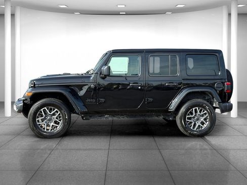 Used 2025 Jeep Wrangler Unlimited Sahara AWD/4WD image 4