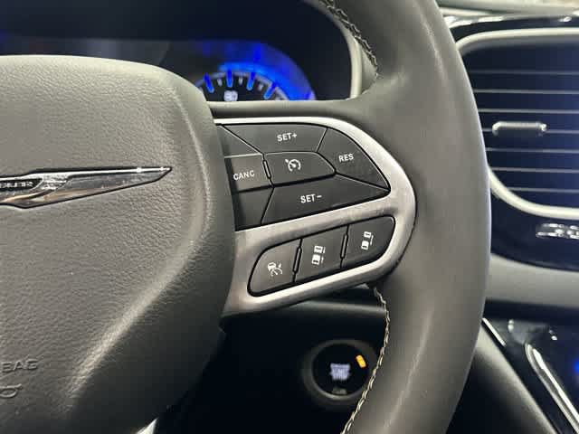 Used 2025 Chrysler Pacifica Select FWD image 3