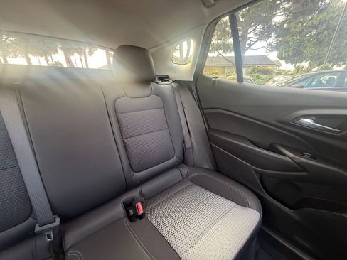 Used 2025 Chevrolet Trax LT w/ LT Convenience Package image 34