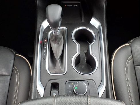 Used 2023 Chevrolet Traverse Premier FWD image 19
