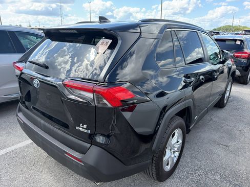 Used 2021 Toyota RAV4 LE AWD/4WD image 3