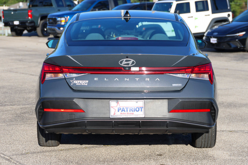 Used 2025 Hyundai Elantra Hybrid FWD image 4