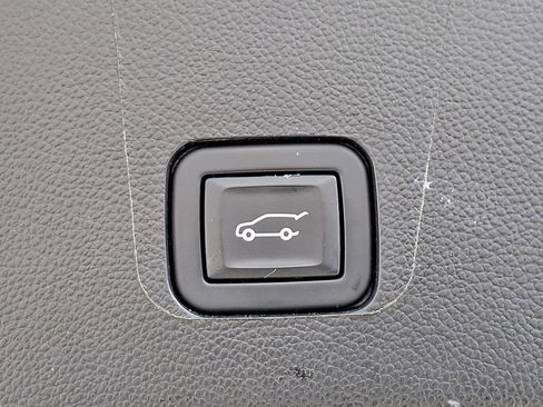 Used 2023 Chevrolet Traverse LT w/ LT Premium Package image 35