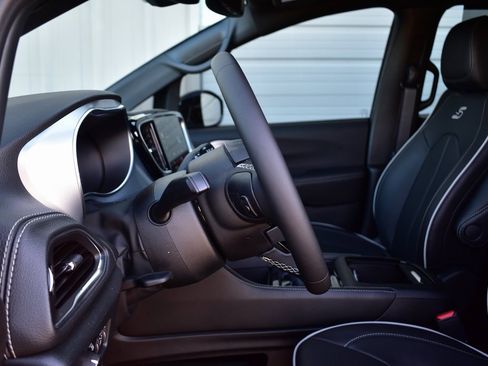 New 2026 Chrysler Pacifica Limited image 48