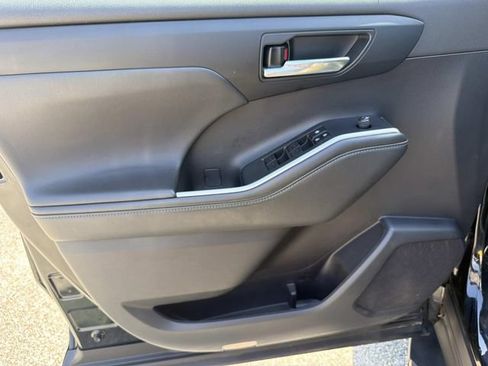 Used 2022 Toyota Highlander XLE FWD image 22