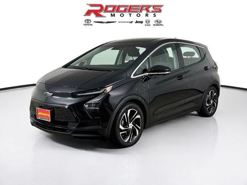 Used 2023 Chevrolet Bolt LT w/ Infotainment Package FWD image 8