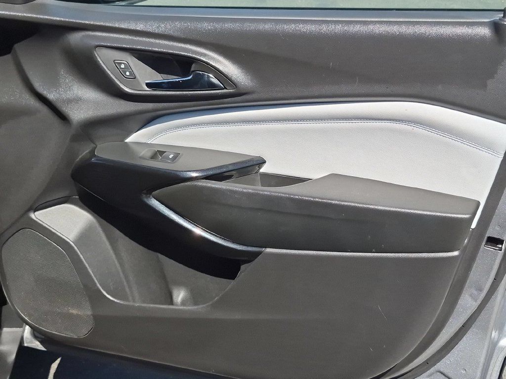 Used 2025 Chevrolet Trax LT w/ LT Convenience Package FWD image 29