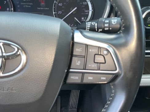 Used 2021 Toyota Highlander XLE AWD/4WD image 28