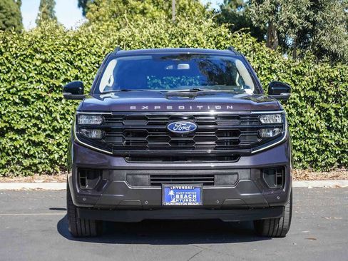 Used 2025 Ford Expedition Max Active RWD image 2