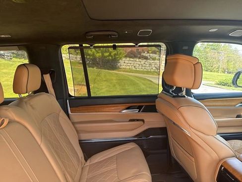 Used 2023 Jeep Grand Wagoneer Series III AWD/4WD image 19