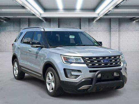 Used 2017 Ford Explorer XLT w/ Equipment Group 202A AWD/4WD image 22