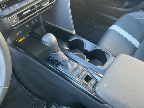 Used 2025 Toyota Camry SE image 28