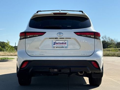 Used 2021 Toyota Highlander XLE AWD/4WD image 7