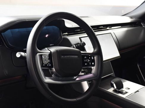 Used 2025 Land Rover Range Rover Long Wheelbase Autobiography image 13