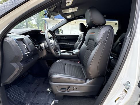 Used 2024 Nissan Pathfinder Rock Creek AWD/4WD image 18