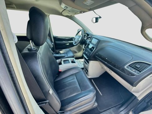 Used 2015 Chrysler Town & Country Touring FWD image 28