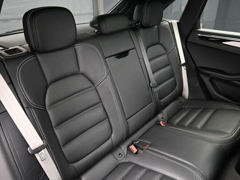 Certified 2025 Porsche Macan AWD/4WD image 27
