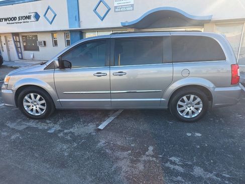 Used 2016 Chrysler Town & Country Touring FWD image 8