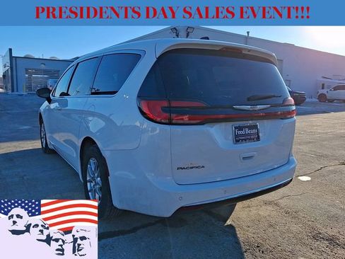 Used 2024 Chrysler Pacifica Touring-L image 8