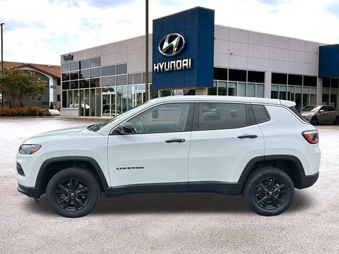 Used 2022 Jeep Compass Sport image 2