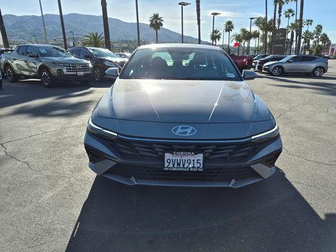 Used 2025 Hyundai Elantra SE image 2