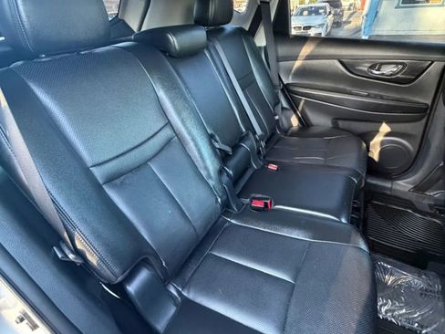 Used 2018 Nissan Rogue SL FWD image 16