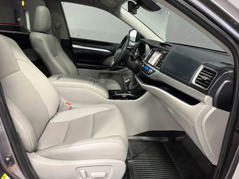 Used 2019 Toyota Highlander XLE AWD/4WD image 20