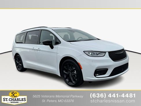 Used 2025 Chrysler Pacifica Limited image 1