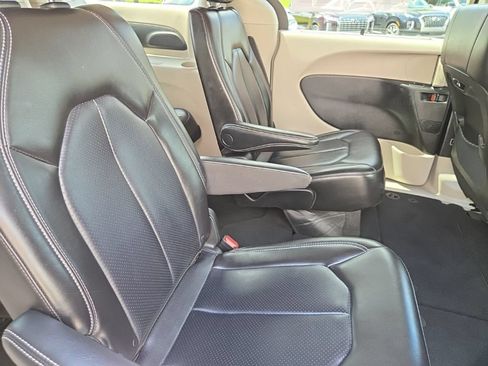 Used 2023 Chrysler Pacifica Touring-L FWD image 27