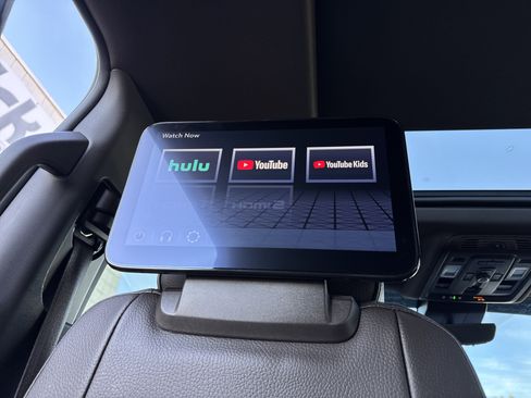 Used 2023 GMC Yukon Denali w/ Denali Reserve Package image 31