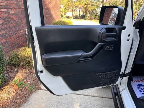 Used 2017 Jeep Wrangler Unlimited Sahara image 30