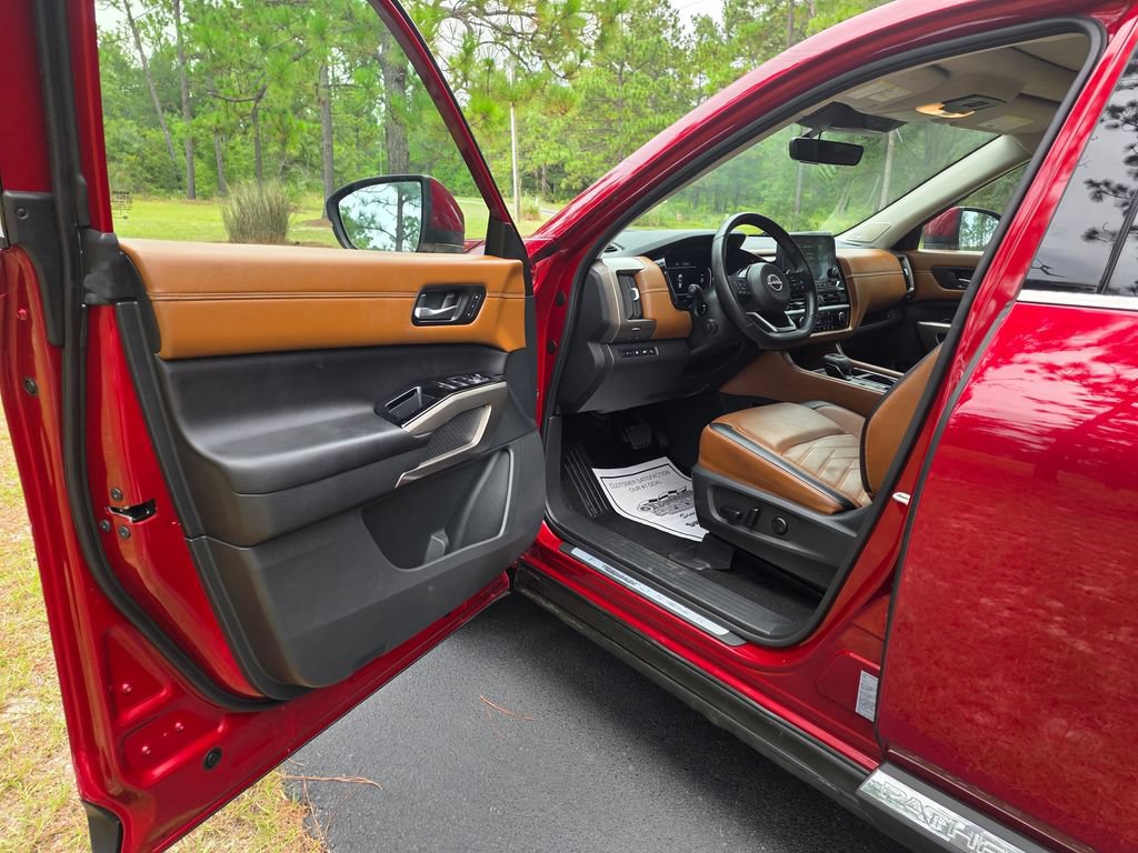 Used 2024 Nissan Pathfinder Platinum w/ Black Appearance Package FWD image 10