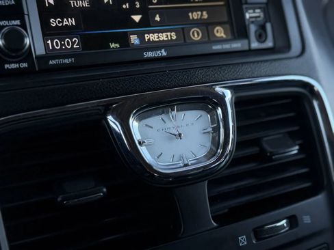 Used 2014 Chrysler Town & Country Touring image 31
