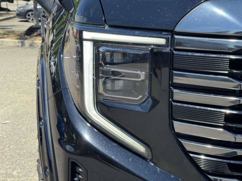 Used 2023 GMC Sierra 1500 AT4 w/ AT4 Premium Package AWD/4WD image 9