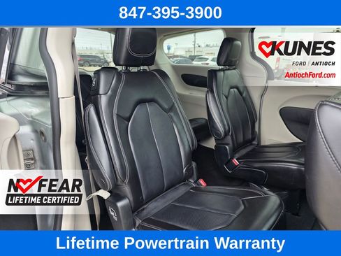 Used 2023 Chrysler Pacifica Touring-L image 30