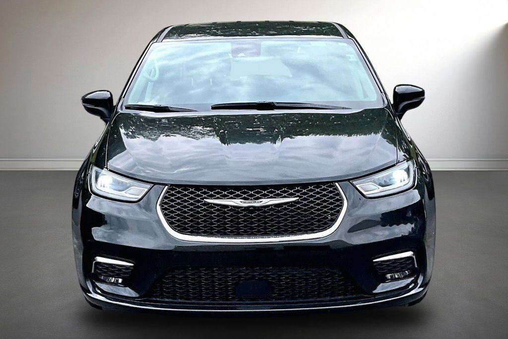 Used 2023 Chrysler Pacifica Touring-L FWD image 2