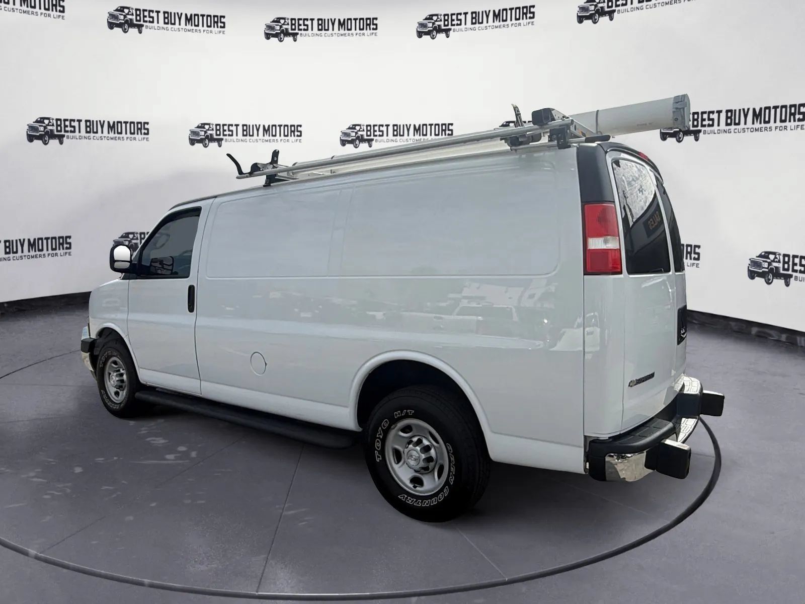 Used 2018 Chevrolet Express 2500 w/ Driver Convenience Package RWD image 6