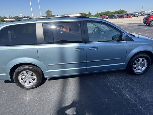 Used 2009 Chrysler Town & Country Touring FWD image 7
