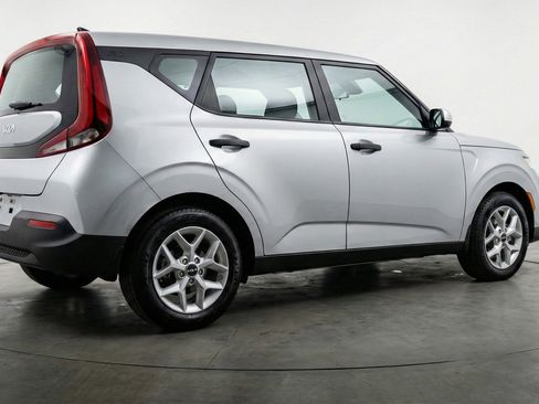 Used 2025 Kia Soul LX w/ LX Technology Package FWD image 9
