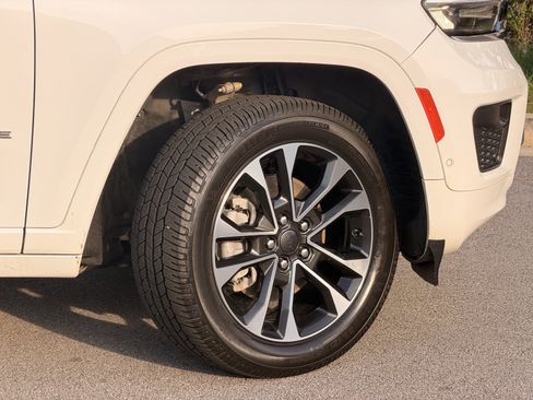 Used 2022 Jeep Grand Cherokee L Overland w/ Advanced Protech Group III AWD/4WD image 5