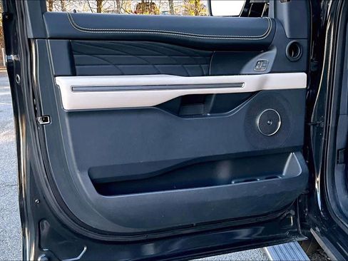 Certified 2023 Ford Expedition Platinum image 21