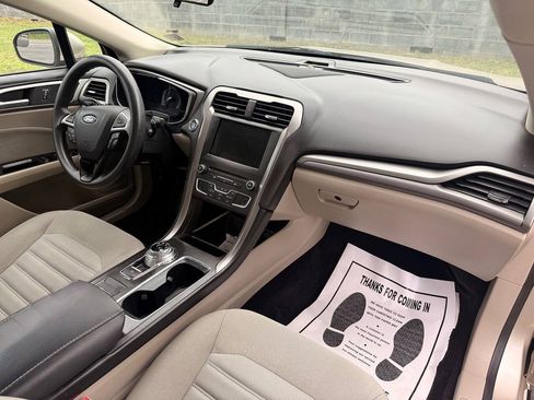 Used 2017 Ford Fusion SE w/ Fusion SE Technology Package FWD image 15