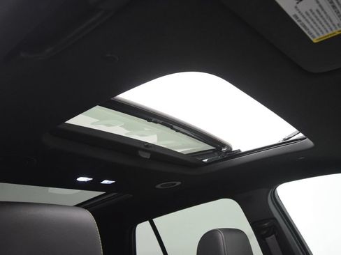 Used 2023 Chevrolet Traverse LT w/ LT Premium Package AWD/4WD image 20
