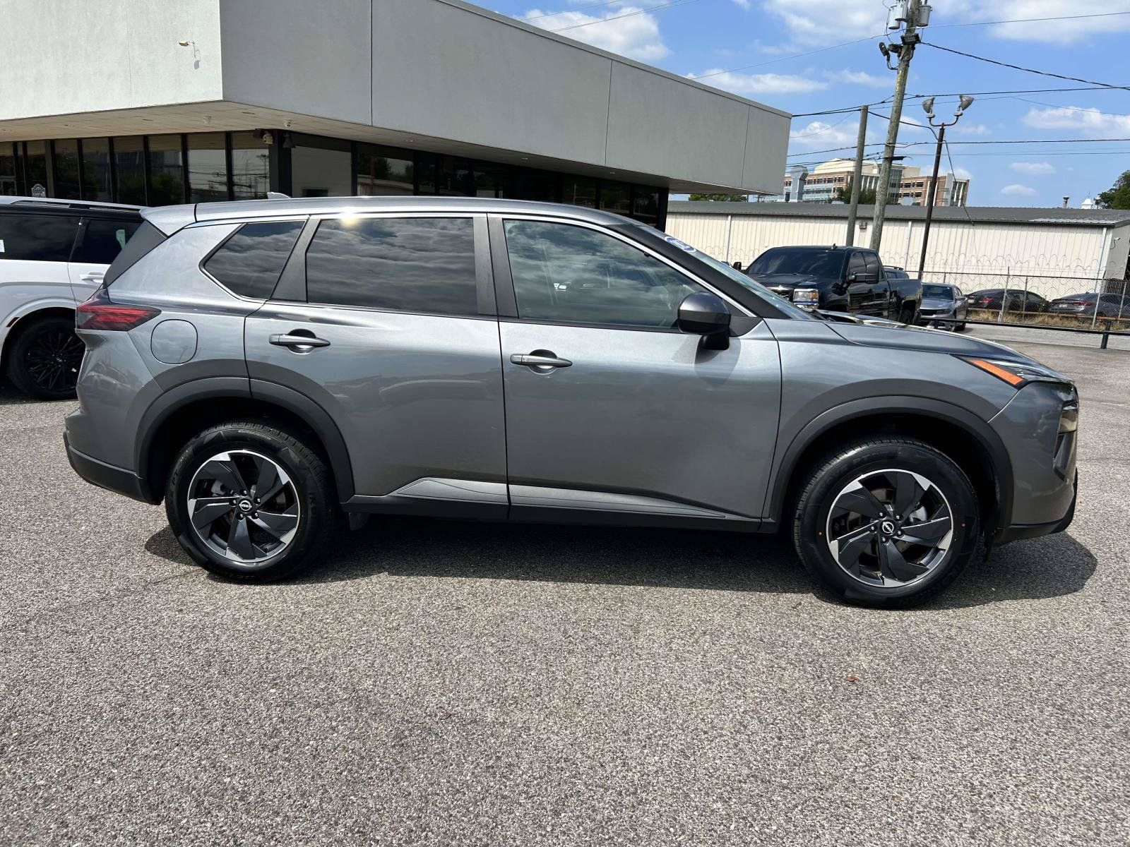 Used 2025 Nissan Rogue SV AWD/4WD image 2