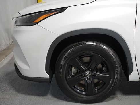 Used 2023 Toyota Highlander LE FWD image 5